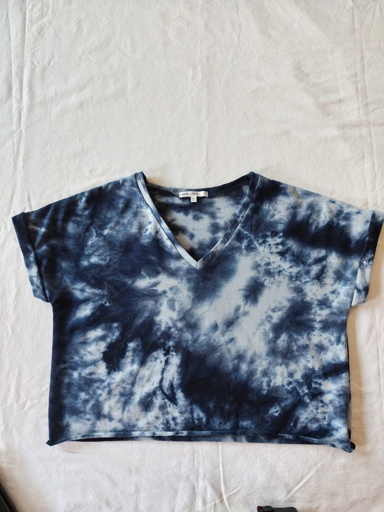 antistar Tops - Tie-Dye V-Neck Crop Top in Navy by Ann Taylor